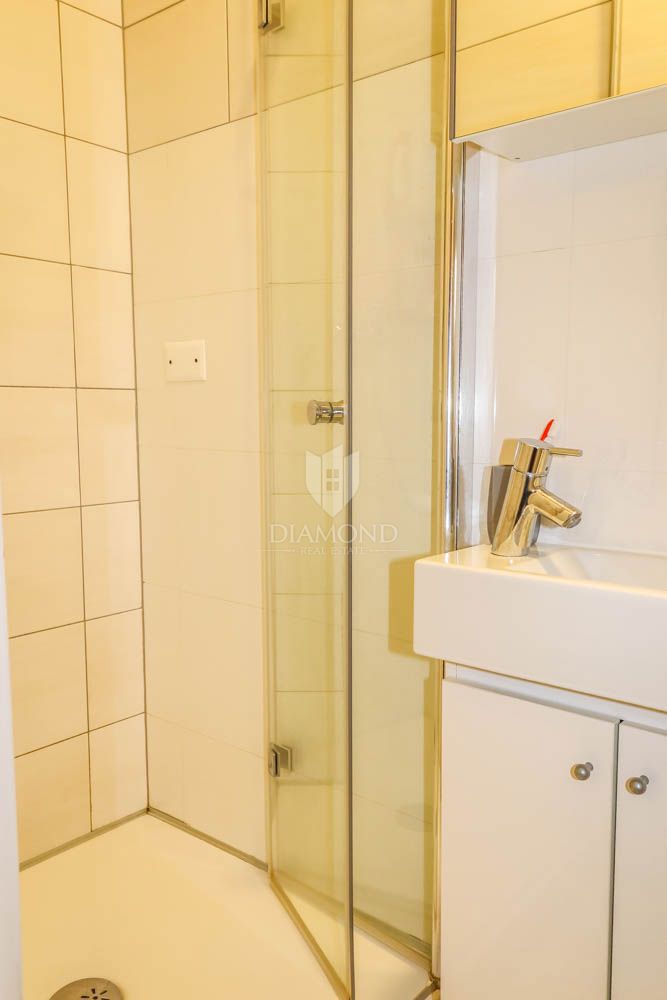 Pula, center, nadstropje s tremi stanovanjskimi enotami