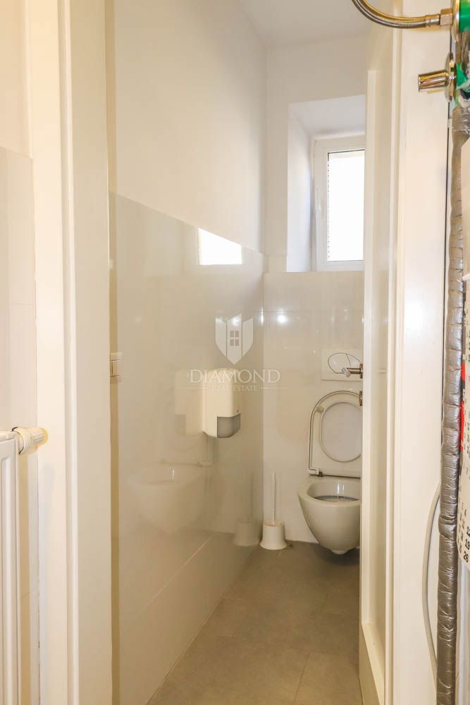 Pula, center, nadstropje s tremi stanovanjskimi enotami