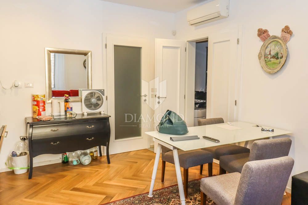 Pula, center, nadstropje s tremi stanovanjskimi enotami