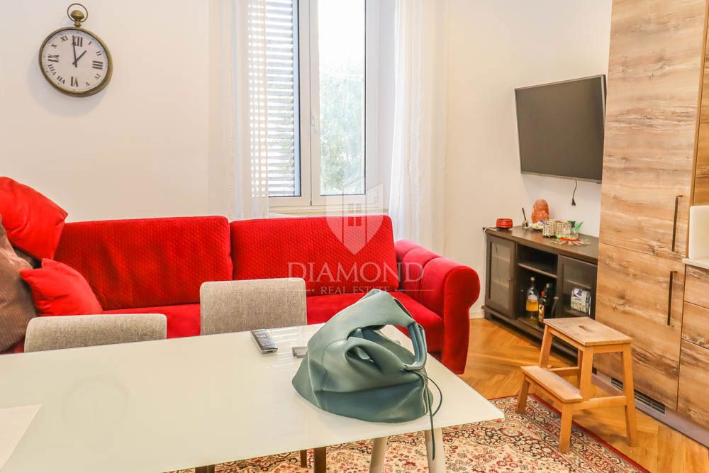 Pula, center, nadstropje s tremi stanovanjskimi enotami