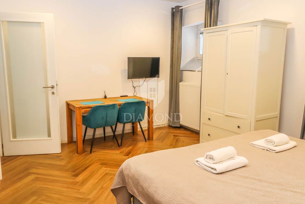 Pula, center, nadstropje s tremi stanovanjskimi enotami