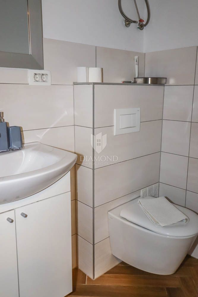 Pula, center, nadstropje s tremi stanovanjskimi enotami