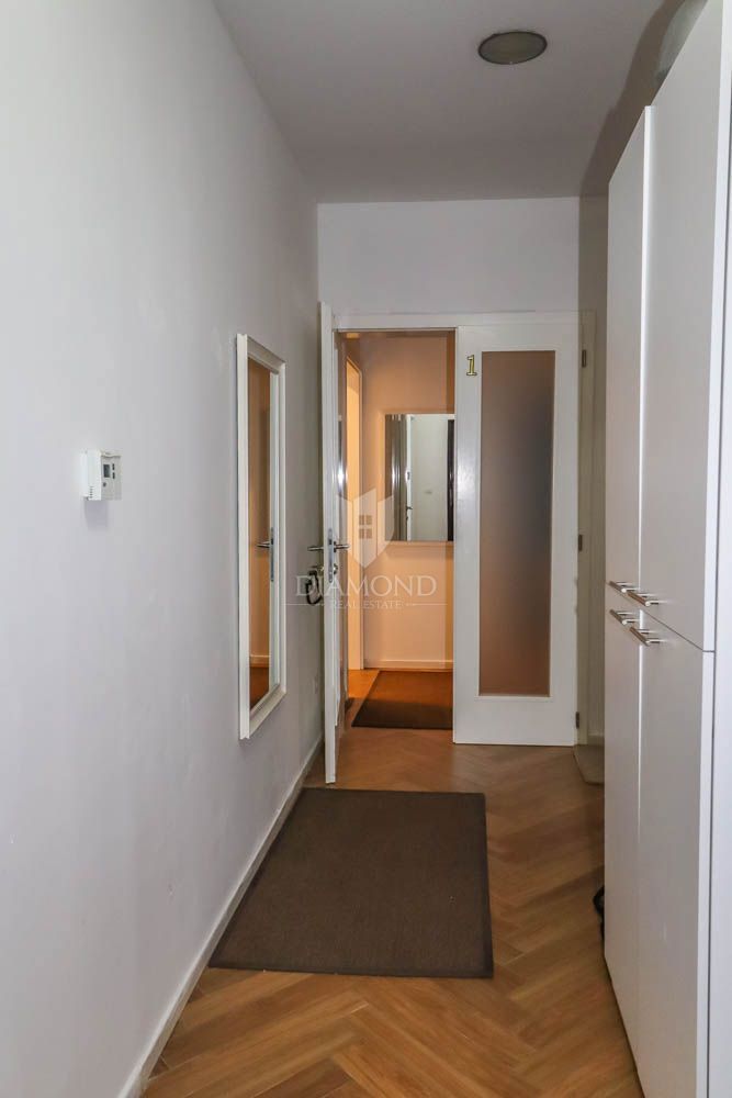 Pula, center, nadstropje s tremi stanovanjskimi enotami