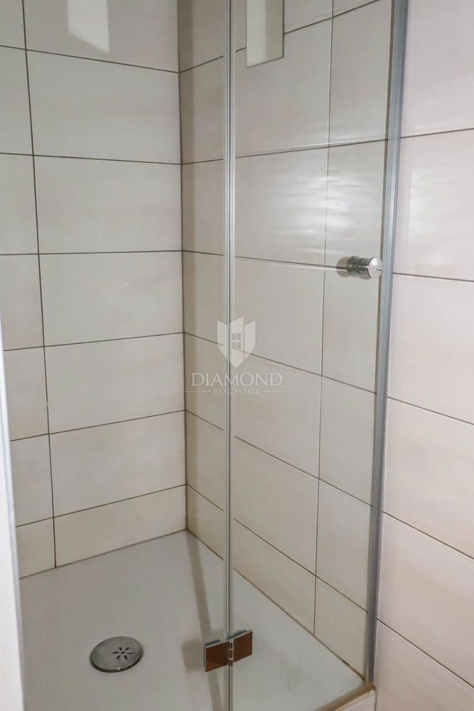 Pula, center, nadstropje s tremi stanovanjskimi enotami