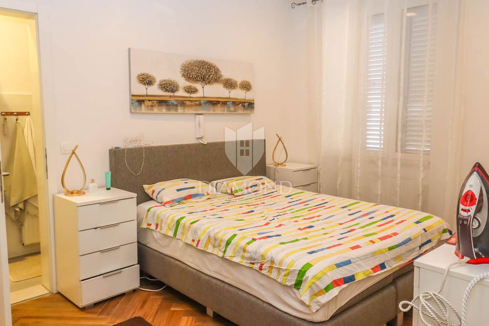 Pula, center, nadstropje s tremi stanovanjskimi enotami