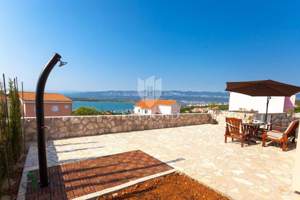 Krk, Klimno, apartmajska hiša s pogledom na morje