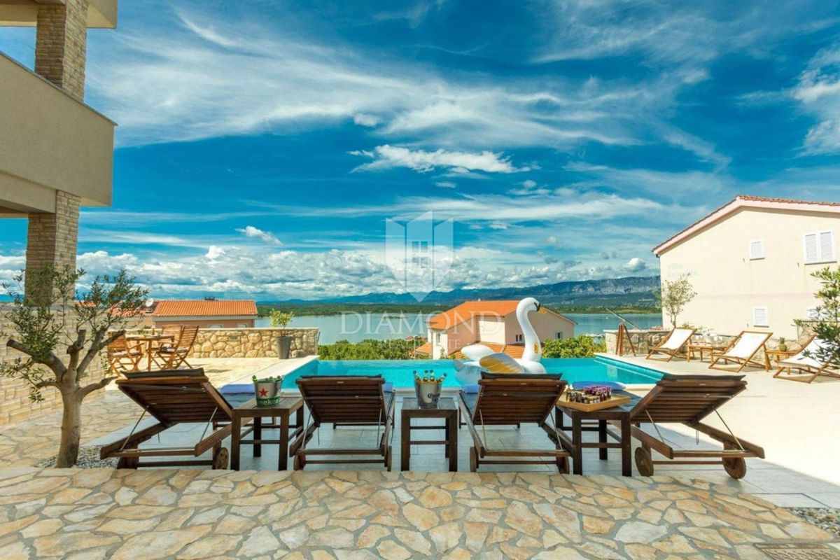 Krk, Klimno, apartmajska hiša s pogledom na morje