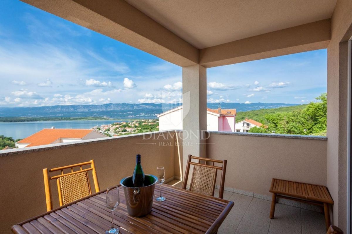 Krk, Klimno, apartmajska hiša s pogledom na morje