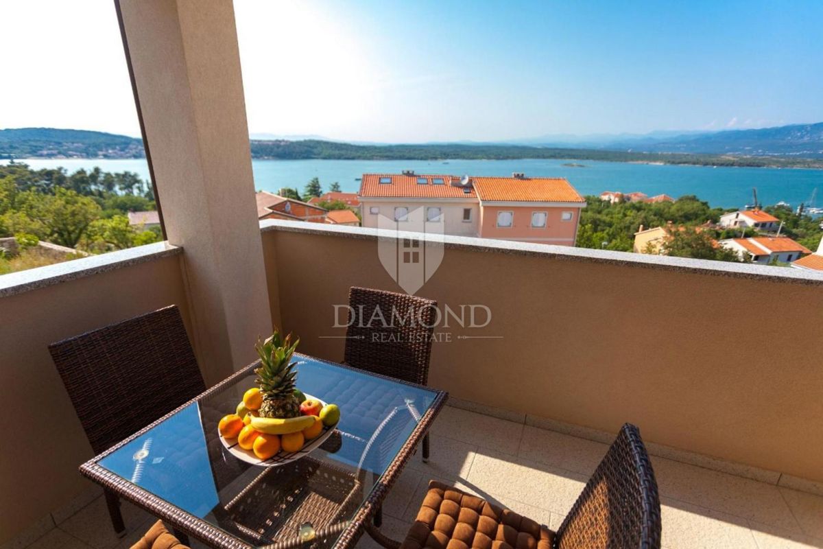 Krk, Klimno, apartmajska hiša s pogledom na morje