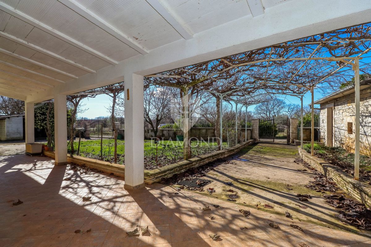 Žminj, podeželska hiša za veliko družino na mirni lokaciji