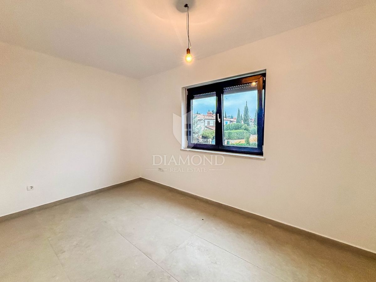 Poreč, okolica, trisobno stanovanje v prvem nadstropju s strešno teraso!