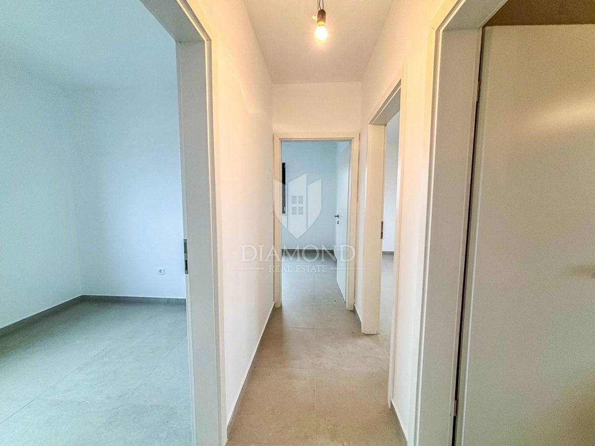 Poreč, okolica, trisobno stanovanje v prvem nadstropju s strešno teraso!