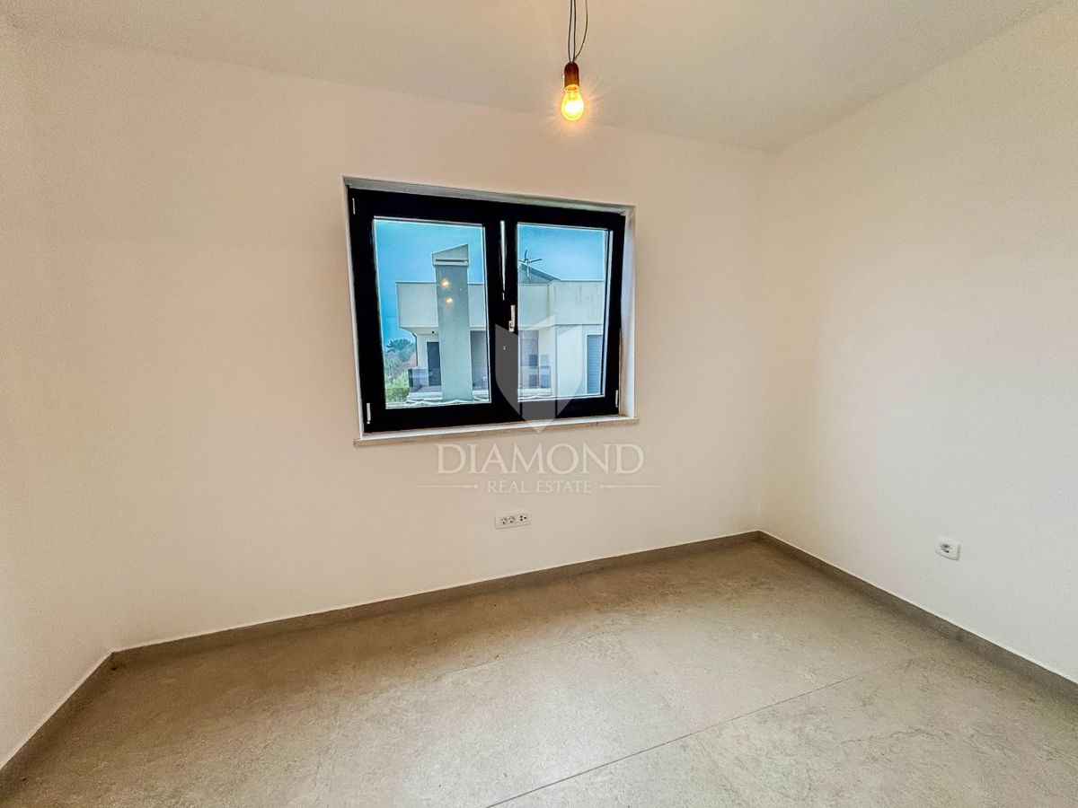 Poreč, okolica, trisobno stanovanje v prvem nadstropju s strešno teraso!