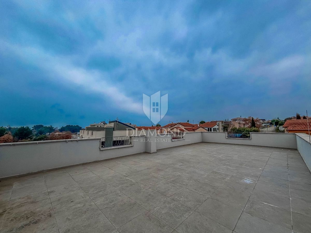 Poreč, okolica, trisobno stanovanje v prvem nadstropju s strešno teraso!