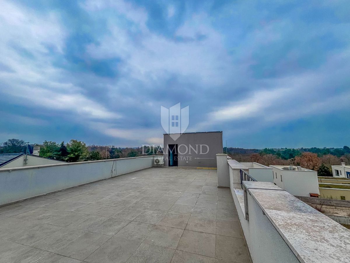 Poreč, okolica, trisobno stanovanje v prvem nadstropju s strešno teraso!