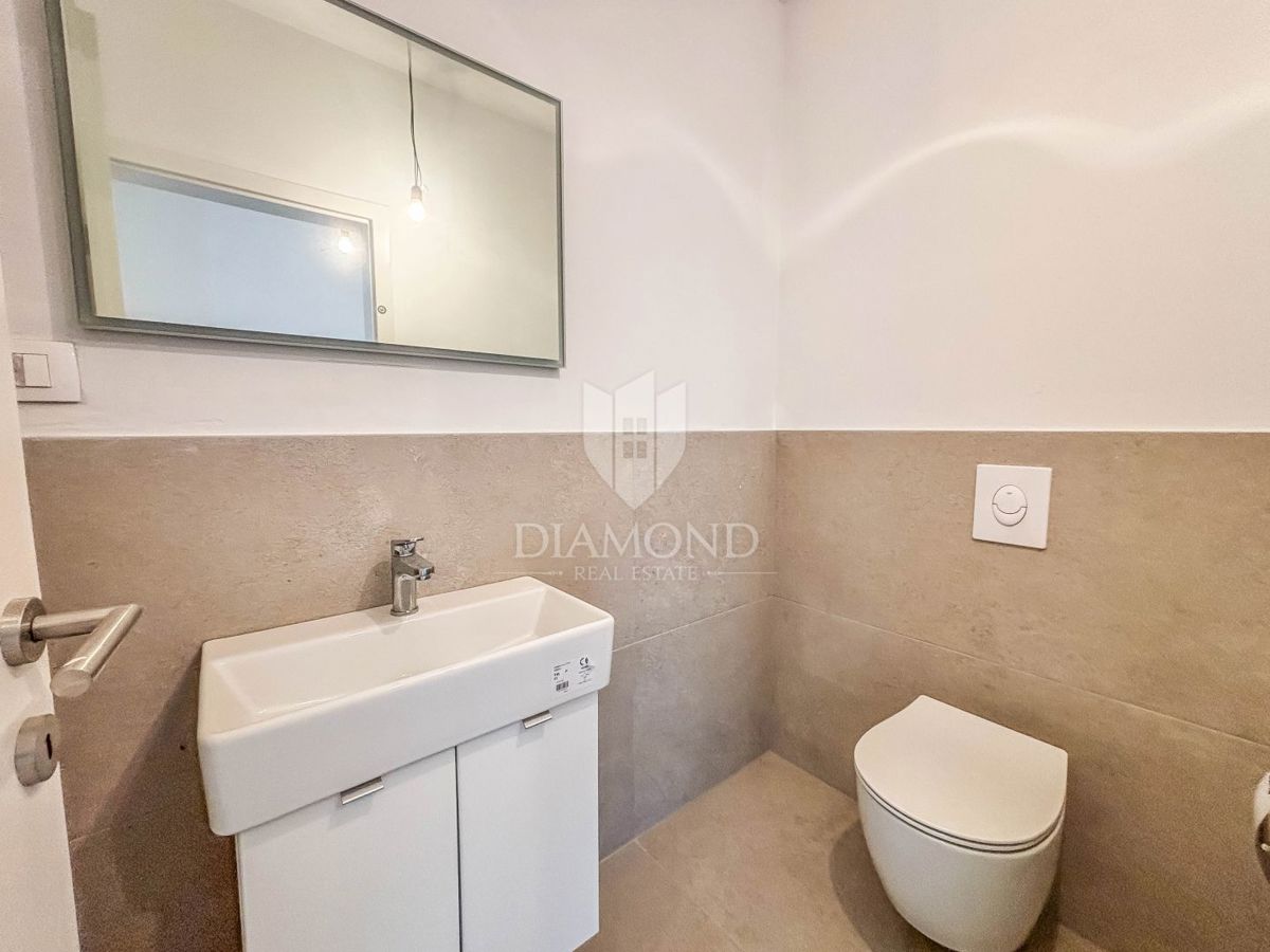 Poreč, okolica, trisobno stanovanje v prvem nadstropju s strešno teraso!