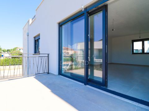 Poreč, okolica, trisobno stanovanje v prvem nadstropju s strešno teraso!