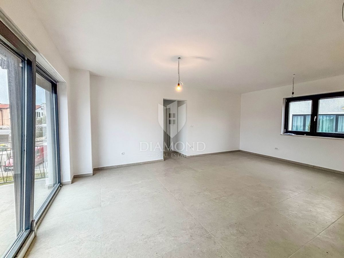 Poreč, okolica, trisobno stanovanje v prvem nadstropju s strešno teraso!