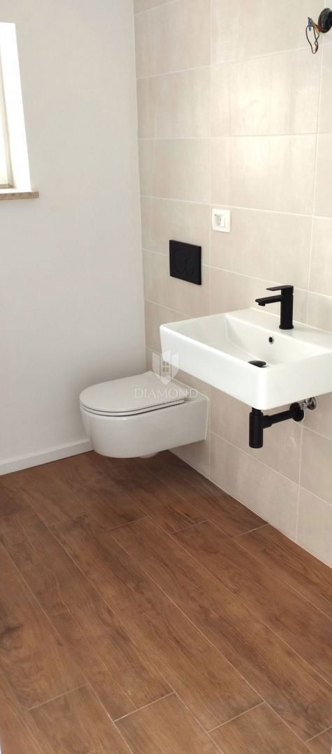 Trinadstropna hiša s čudovitim pogledom na morje - Višnjan (Poreč)  