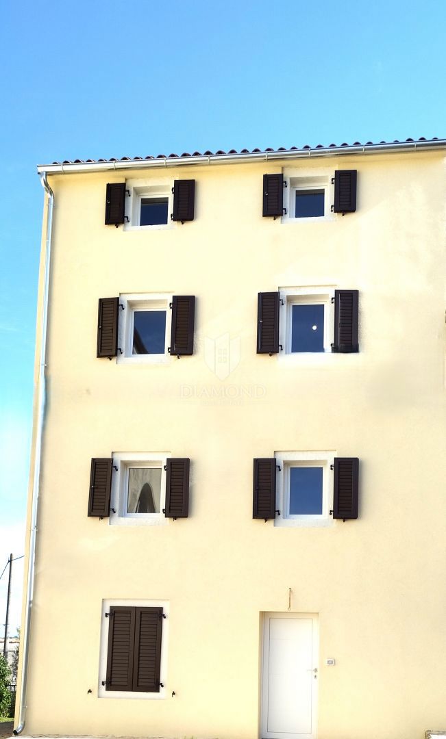 Trinadstropna hiša s čudovitim pogledom na morje - Višnjan (Poreč)  