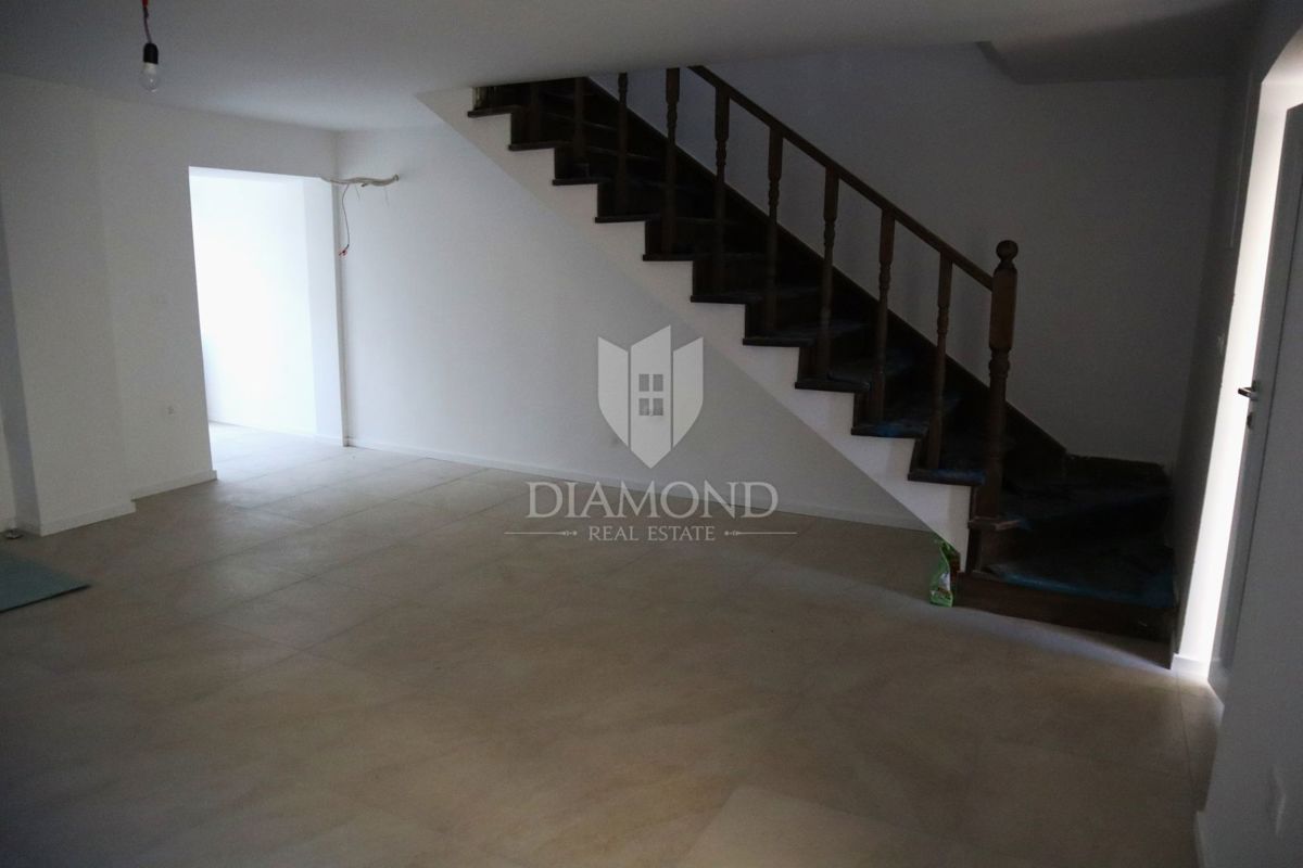 Trinadstropna hiša s čudovitim pogledom na morje - Višnjan (Poreč)  