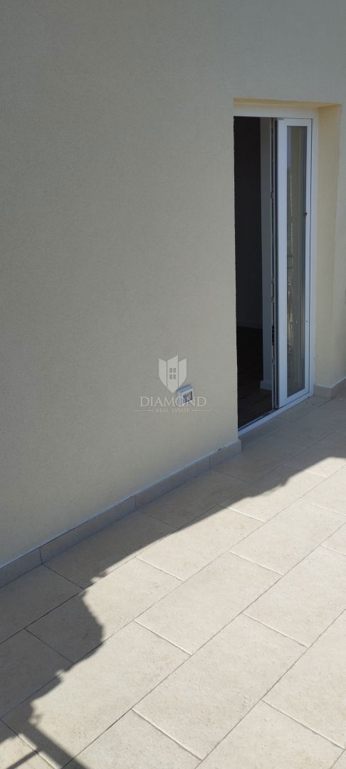 Trinadstropna hiša s čudovitim pogledom na morje - Višnjan (Poreč)  