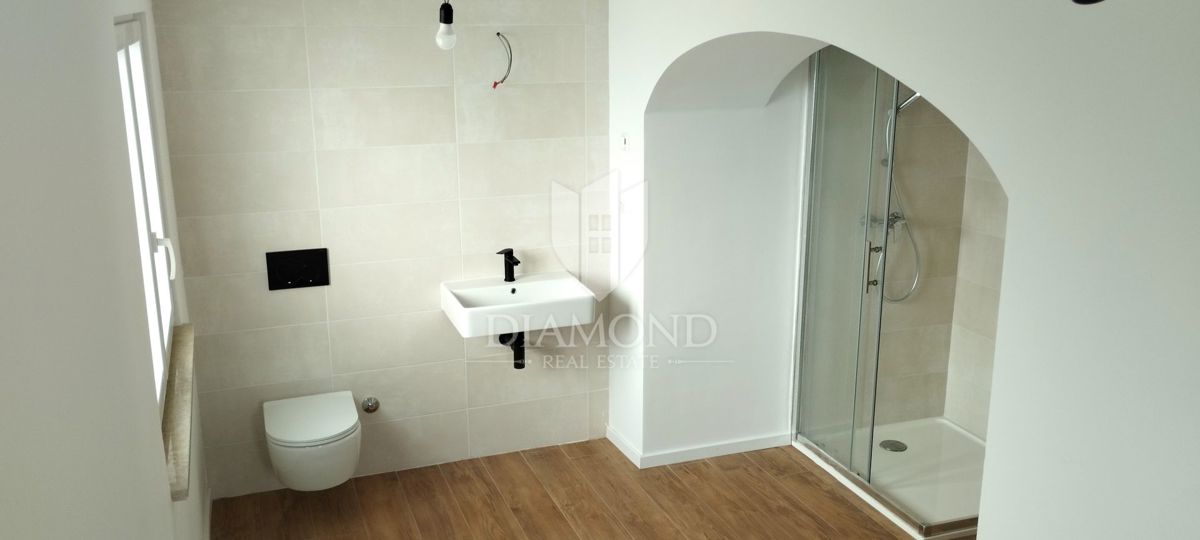 Trinadstropna hiša s čudovitim pogledom na morje - Višnjan (Poreč)  