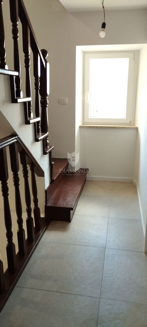 Trinadstropna hiša s čudovitim pogledom na morje - Višnjan (Poreč)  