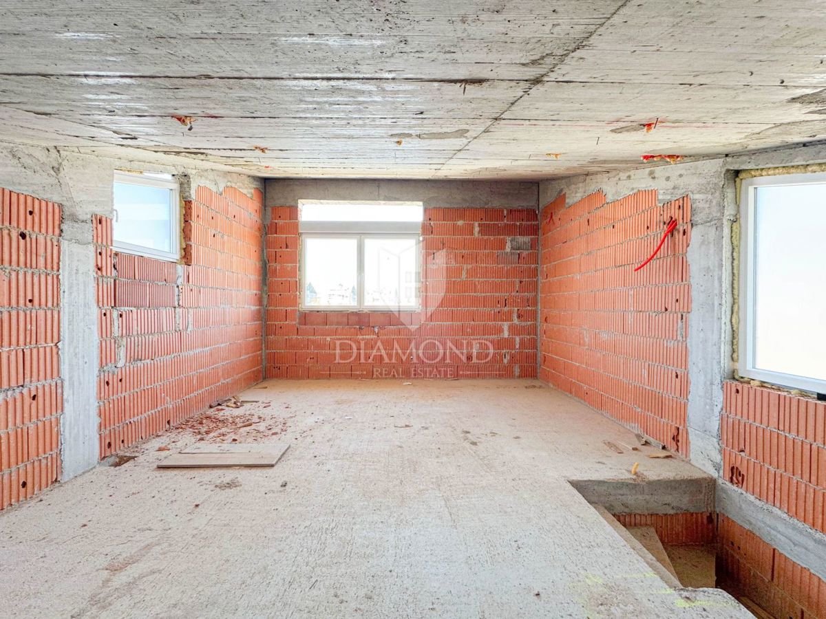 Zagreb, Maksimir! Nedokončana hiša z dvema stanovanjema!