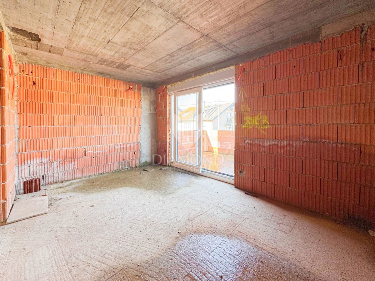 Zagreb, Maksimir! Nedokončana hiša z dvema stanovanjema!