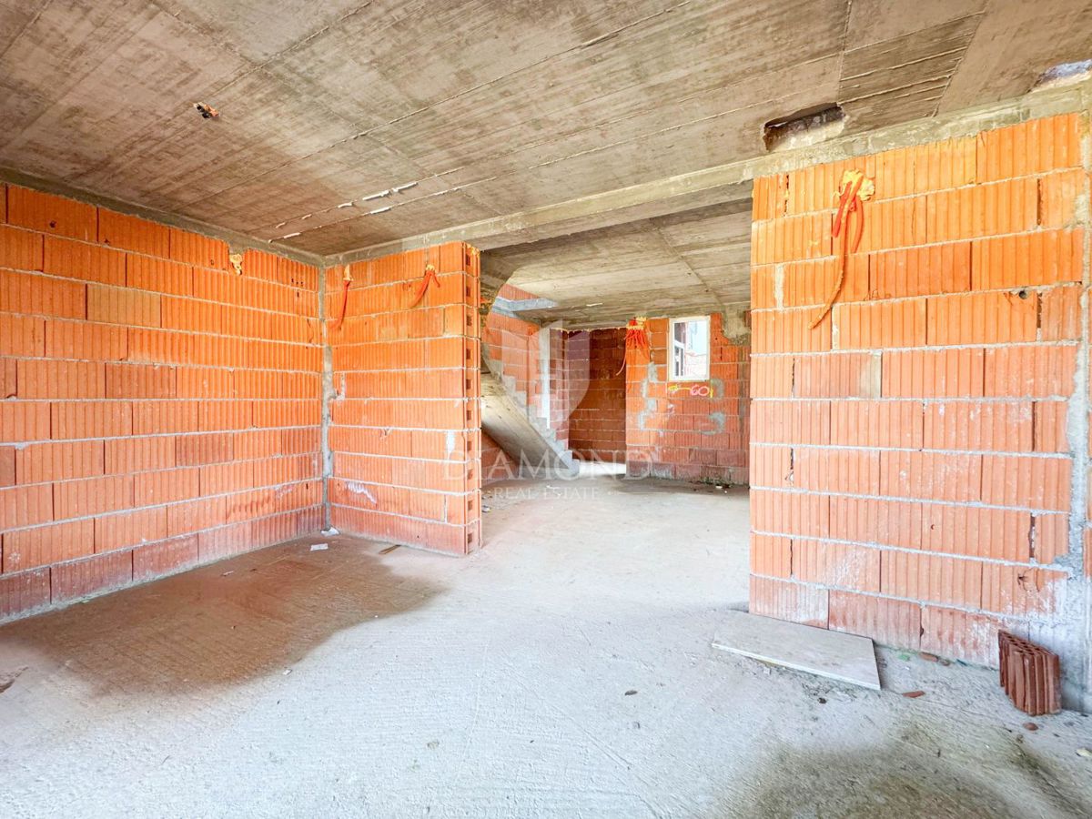 Zagreb, Maksimir! Nedokončana hiša z dvema stanovanjema!