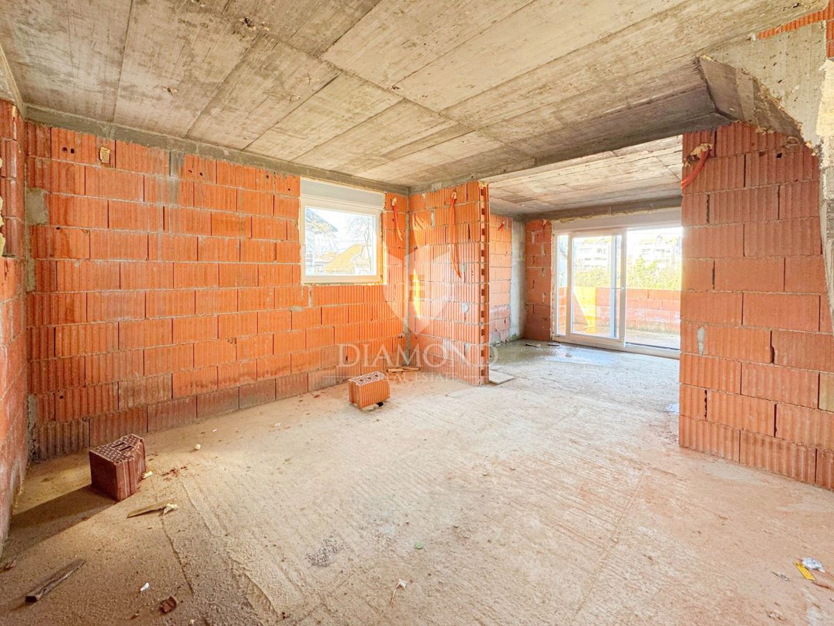 Zagreb, Maksimir! Nedokončana hiša z dvema stanovanjema!