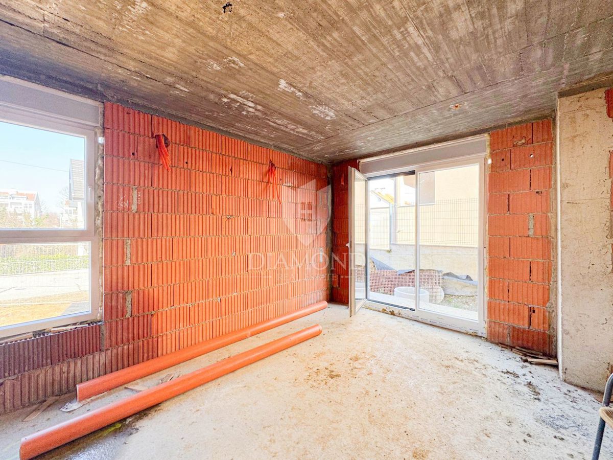 Zagreb, Maksimir! Nedokončana hiša z dvema stanovanjema!