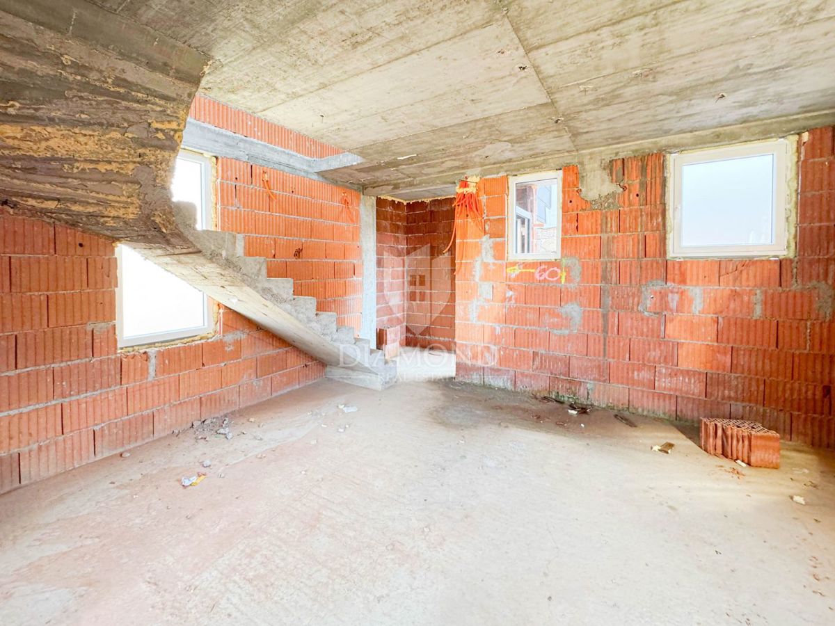 Zagreb, Maksimir! Nedokončana hiša z dvema stanovanjema!