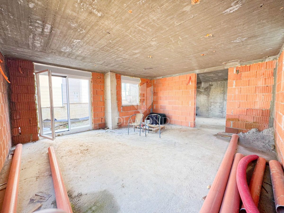 Zagreb, Maksimir! Nedokončana hiša z dvema stanovanjema!