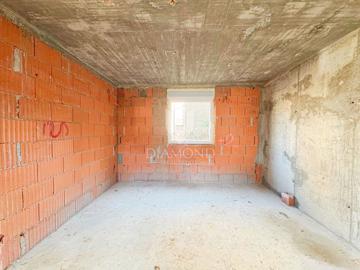 Zagreb, Maksimir! Nedokončana hiša z dvema stanovanjema!