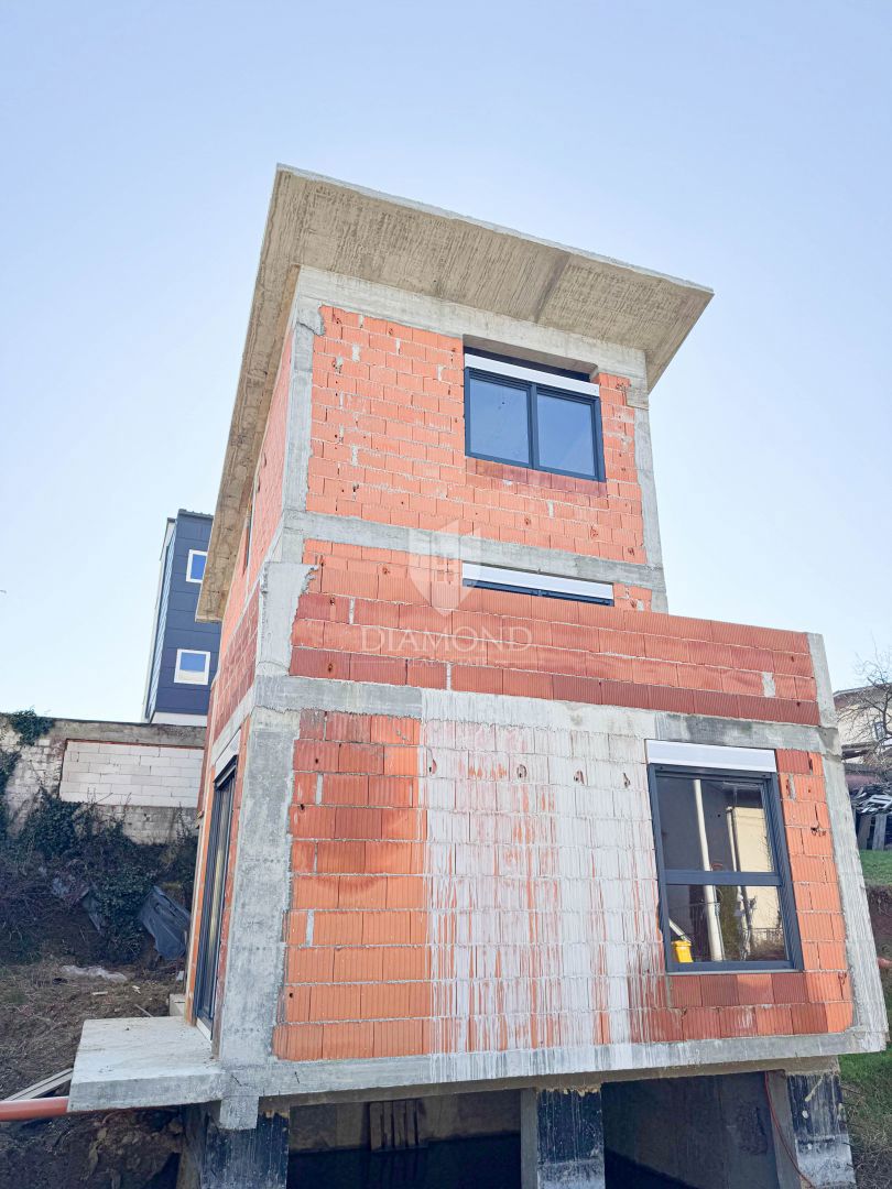 Zagreb, Maksimir! Nedokončana hiša z dvema stanovanjema!