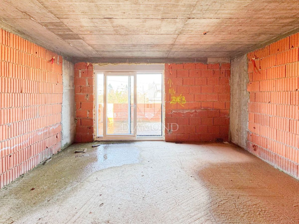 Zagreb, Maksimir! Nedokončana hiša z dvema stanovanjema!