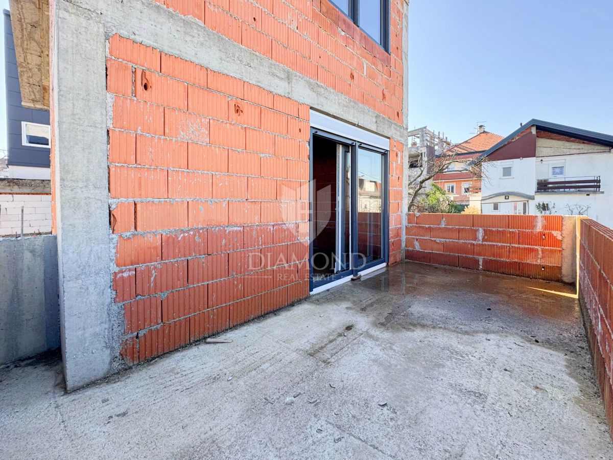 Zagreb, Maksimir! Nedokončana hiša z dvema stanovanjema!