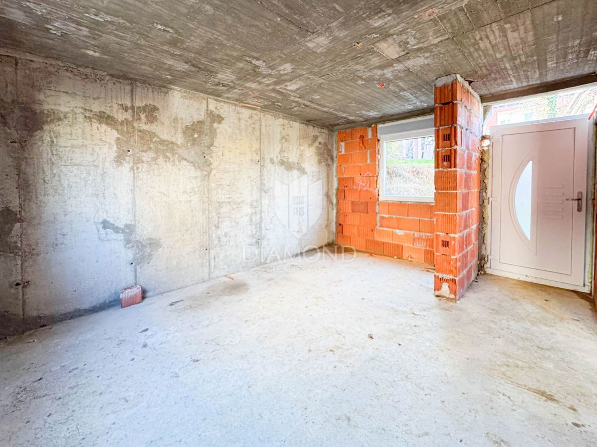 Zagreb, Maksimir! Nedokončana hiša z dvema stanovanjema!