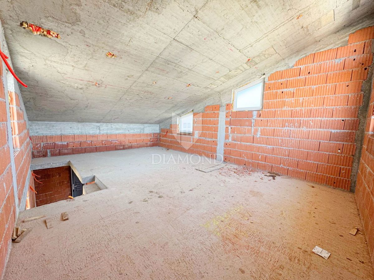 Zagreb, Maksimir! Nedokončana hiša z dvema stanovanjema!