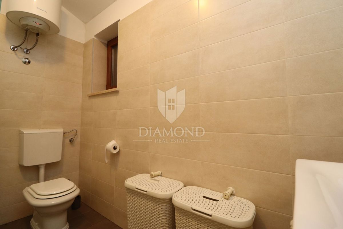 Hiša z bazenom in velikim vrtom – le 10 minut od Poreča in čudovitih plaž, idealna za bivanje ali turistični najem