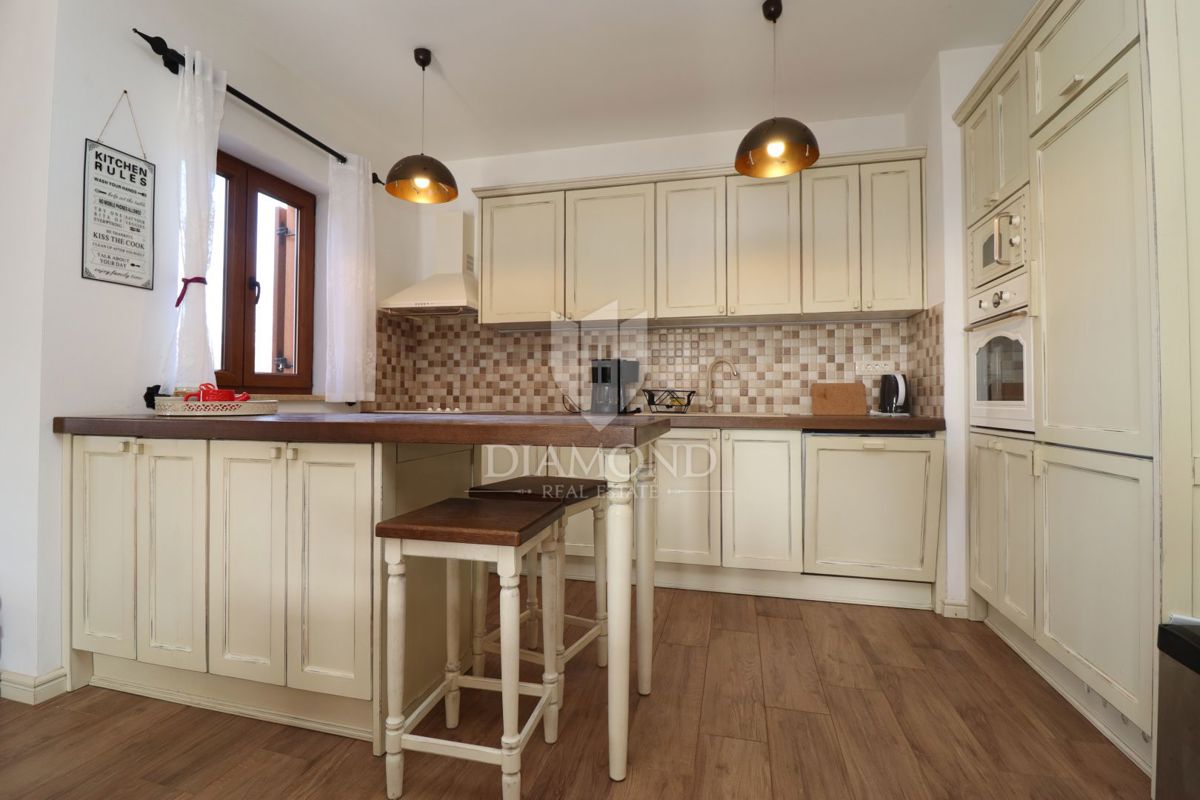 Hiša z bazenom in velikim vrtom – le 10 minut od Poreča in čudovitih plaž, idealna za bivanje ali turistični najem