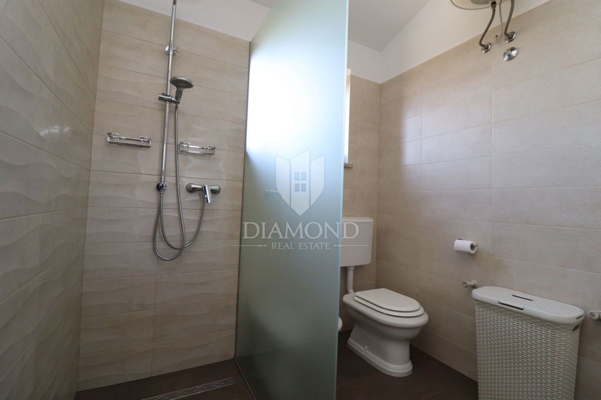 Hiša z bazenom in velikim vrtom – le 10 minut od Poreča in čudovitih plaž, idealna za bivanje ali turistični najem