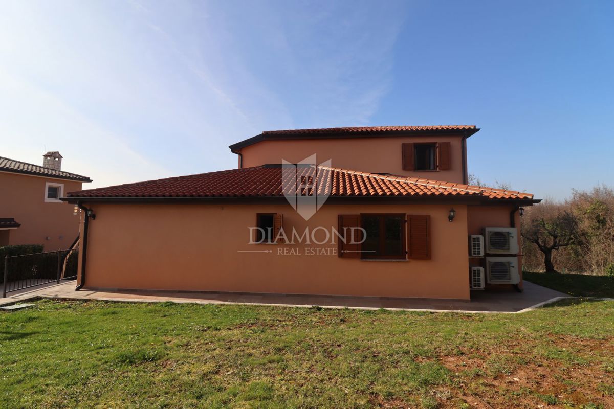 Hiša z bazenom in velikim vrtom – le 10 minut od Poreča in čudovitih plaž, idealna za bivanje ali turistični najem