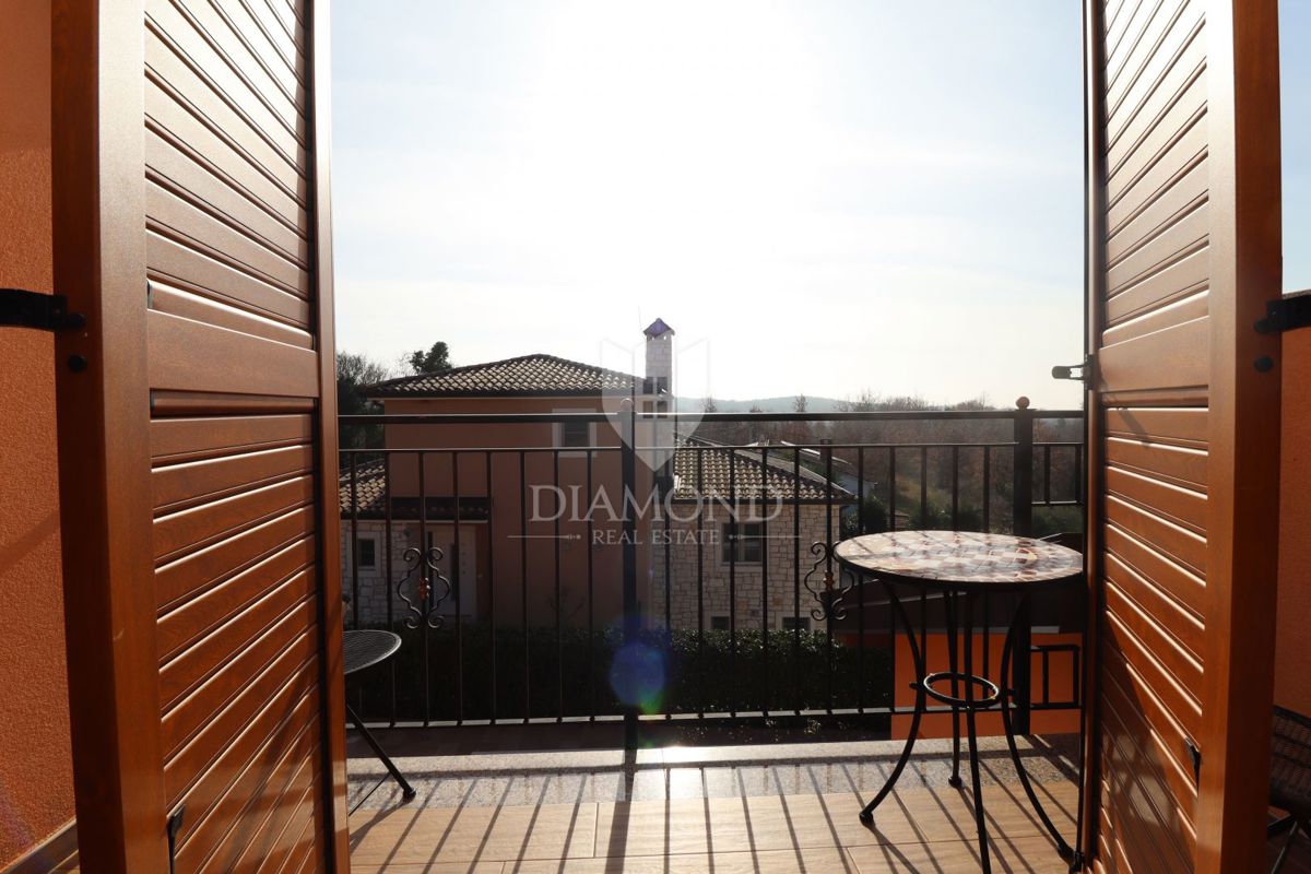 Hiša z bazenom in velikim vrtom – le 10 minut od Poreča in čudovitih plaž, idealna za bivanje ali turistični najem