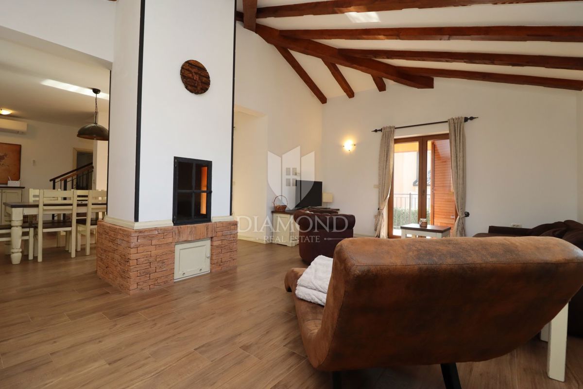 Hiša z bazenom in velikim vrtom – le 10 minut od Poreča in čudovitih plaž, idealna za bivanje ali turistični najem