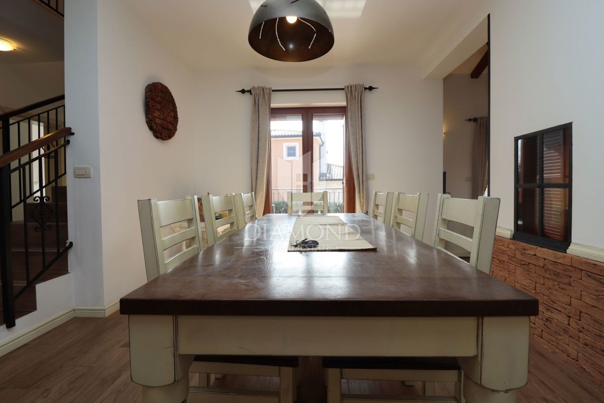 Hiša z bazenom in velikim vrtom – le 10 minut od Poreča in čudovitih plaž, idealna za bivanje ali turistični najem