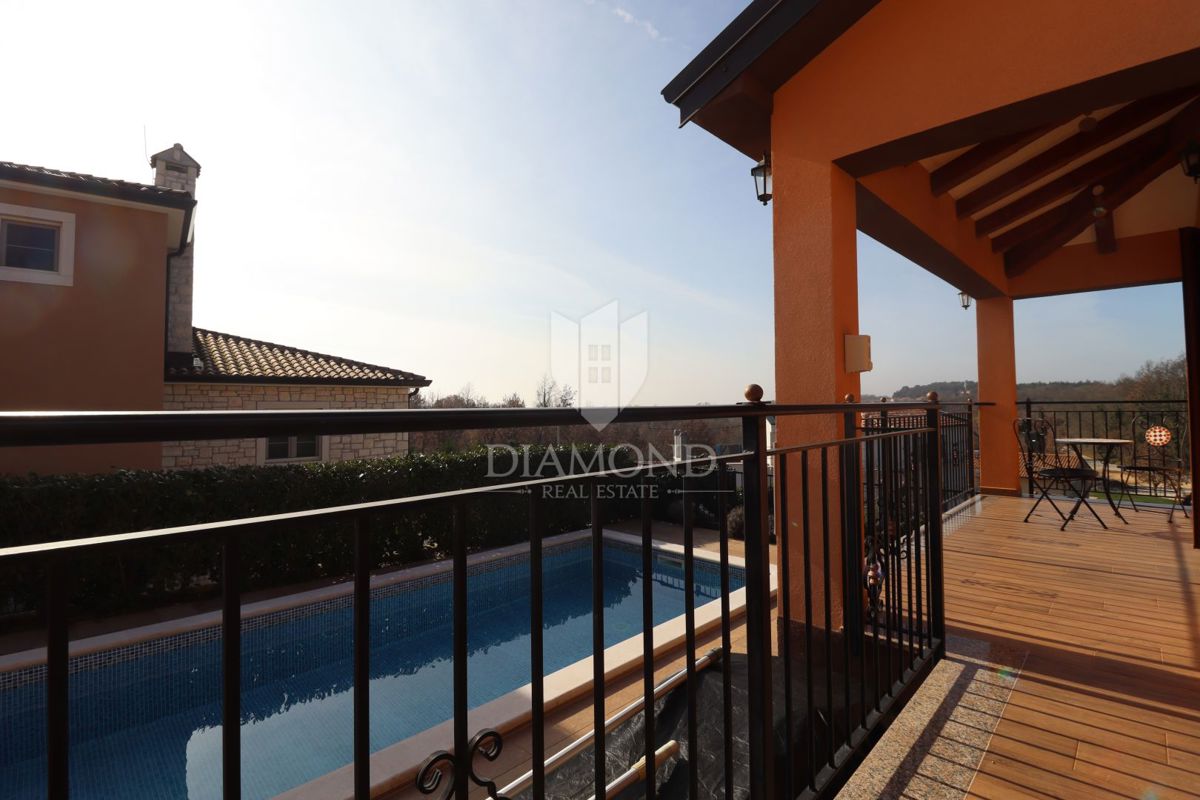 Hiša z bazenom in velikim vrtom – le 10 minut od Poreča in čudovitih plaž, idealna za bivanje ali turistični najem