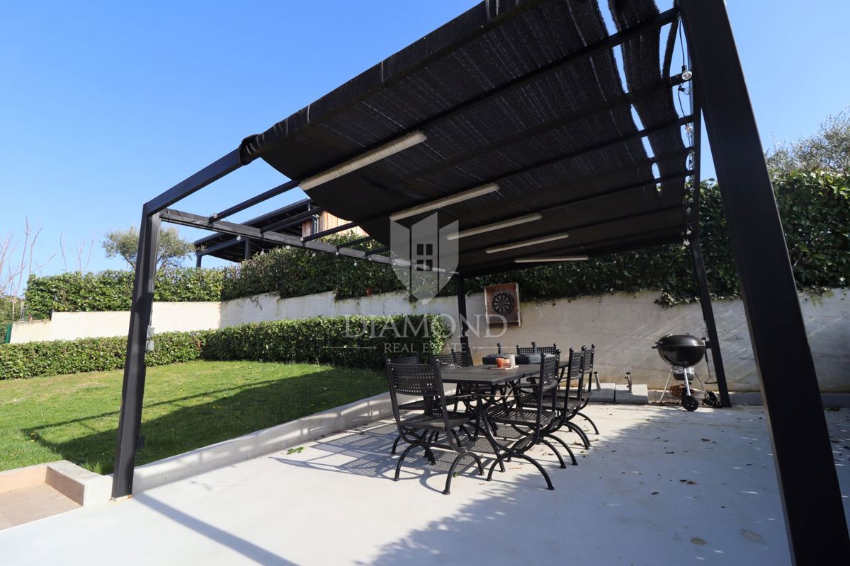 Hiša z bazenom in velikim vrtom – le 10 minut od Poreča in čudovitih plaž, idealna za bivanje ali turistični najem